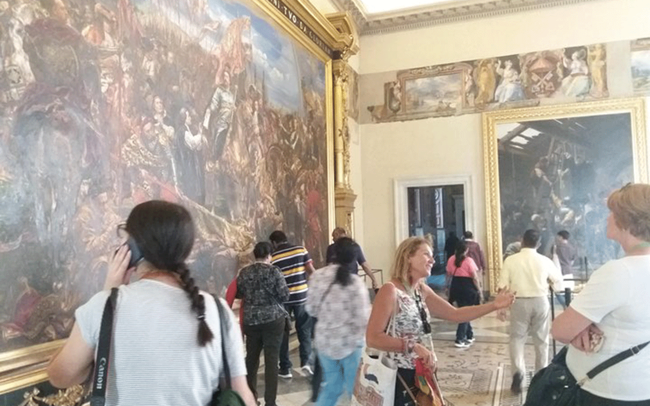 people on walking tour in museums in rome