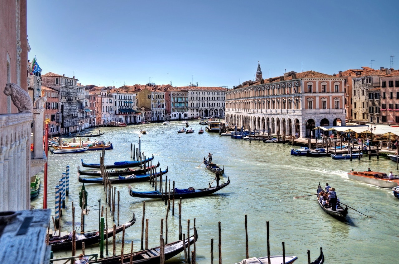 Read more about the article Discover the Santa Claus Regatta in Venice