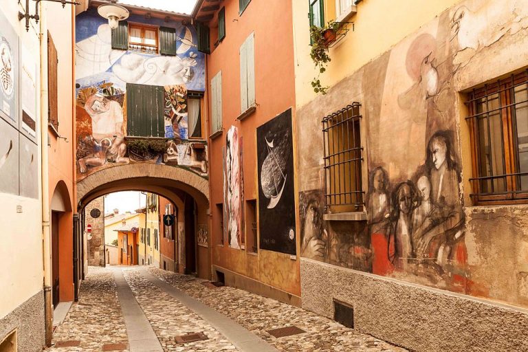 Read more about the article The fascinating medieval village of Dozza and its murals