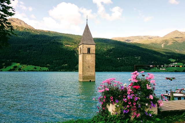 Lake Resia and the submerged steeple of Curon | Rome Private Guides - Blog