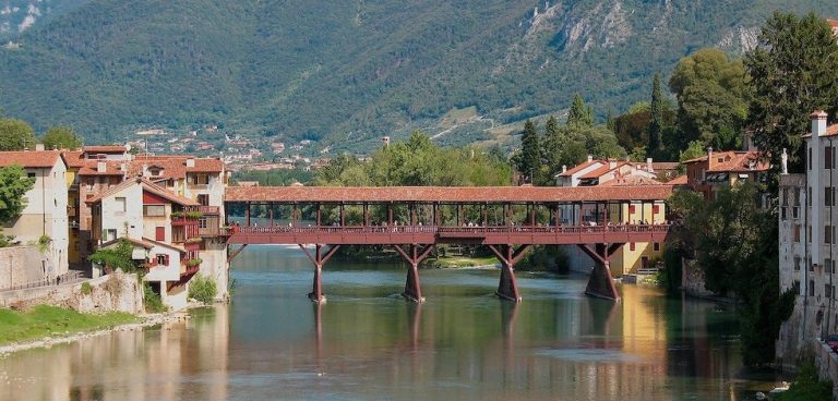 Read more about the article Discover Bassano del Grappa and the beautiful Ponte Vecchio Bridge