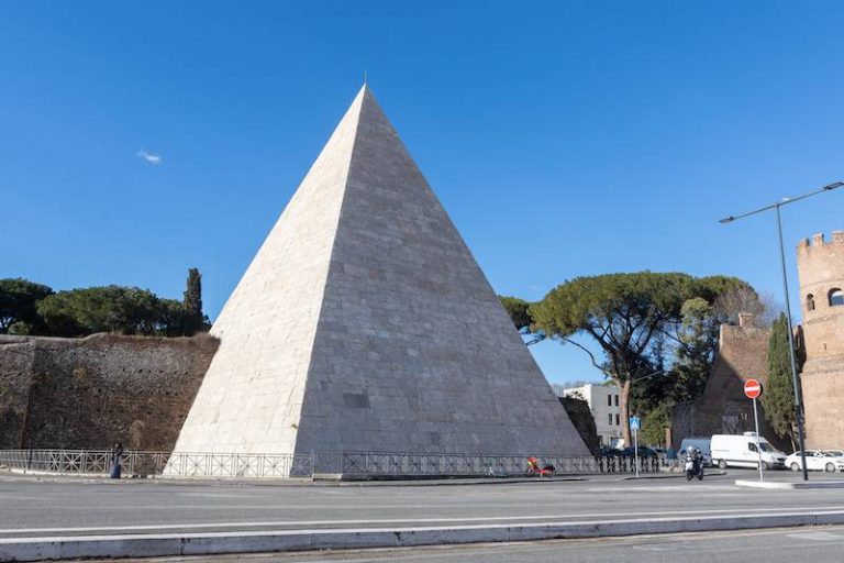 Discover the Pyramid of Cestius - Colosseum and Vatican Tours