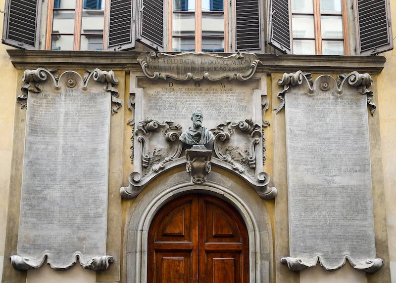 Read more about the article The Fascinating History of Palazzo dei Cartelloni, the Galileo Galilei Monument in Florence