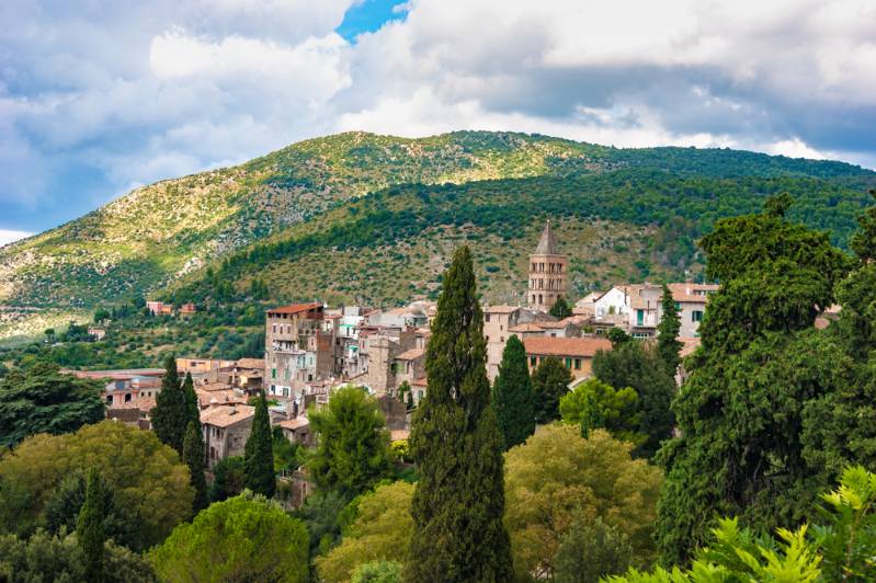 Read more about the article Discover the best day trips from Rome: a guide to Tivoli, Ostia Antica, and Castel Gandolfo