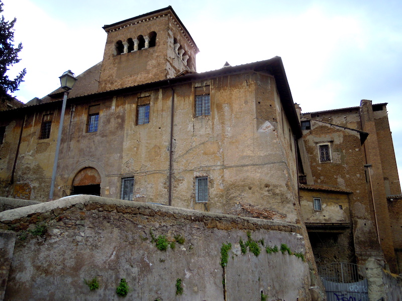 Read more about the article Discovering Rome’s Medieval Fortress: the Basilica of the Four Crowned Martyrs
